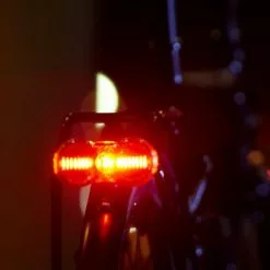 Busch-mueller Éclairage Arrière Vélo TopLight Flat S Plus -Promos REMORQUES VÉLO Magasin eclairage arriere velo toplight flat s plus full 4