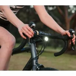 Feu Vélo Avant 700 Lumens PWR ROAD Avec Batterie Externe Knog 12 Feu Vélo Avant 700 Lumens PWR ROAD Avec Batterie Externe Knog -Promos REMORQUES VÉLO Magasin feu velo avant 700 lumens pwr road avec batterie externe knog full 5