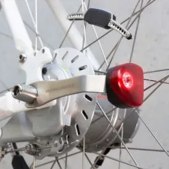 Lampes Vélo Sans Piles Sur Moyeu SL200 Reelight -Promos REMORQUES VÉLO Magasin sl200 reelight feu sans piles velo
